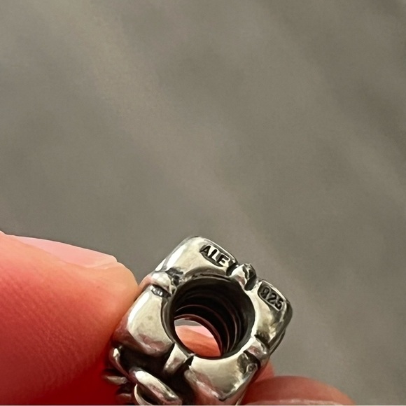 Pandora Gift Box Retired Charm - Picture 3 of 3